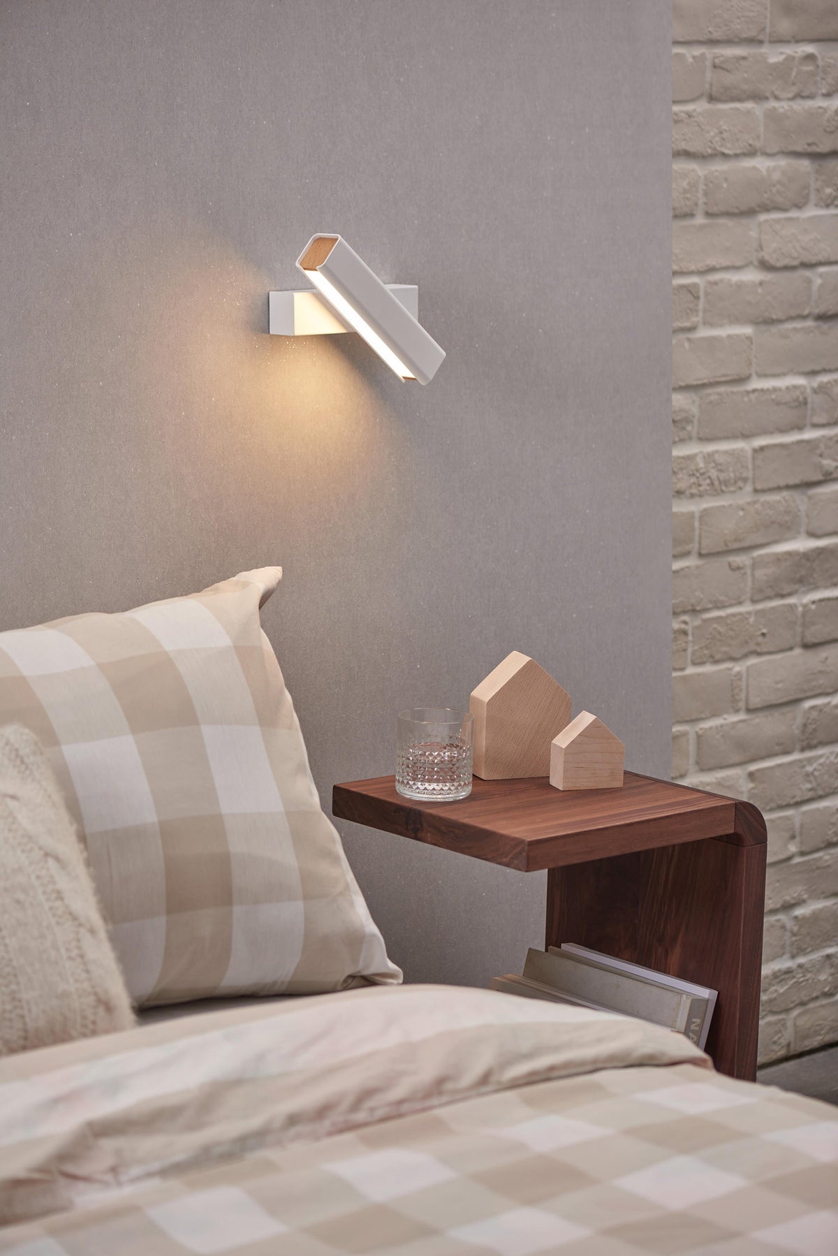 
Olvynora Rotating Wood & Metal LED Wall Lamp - Minimalist Sconce