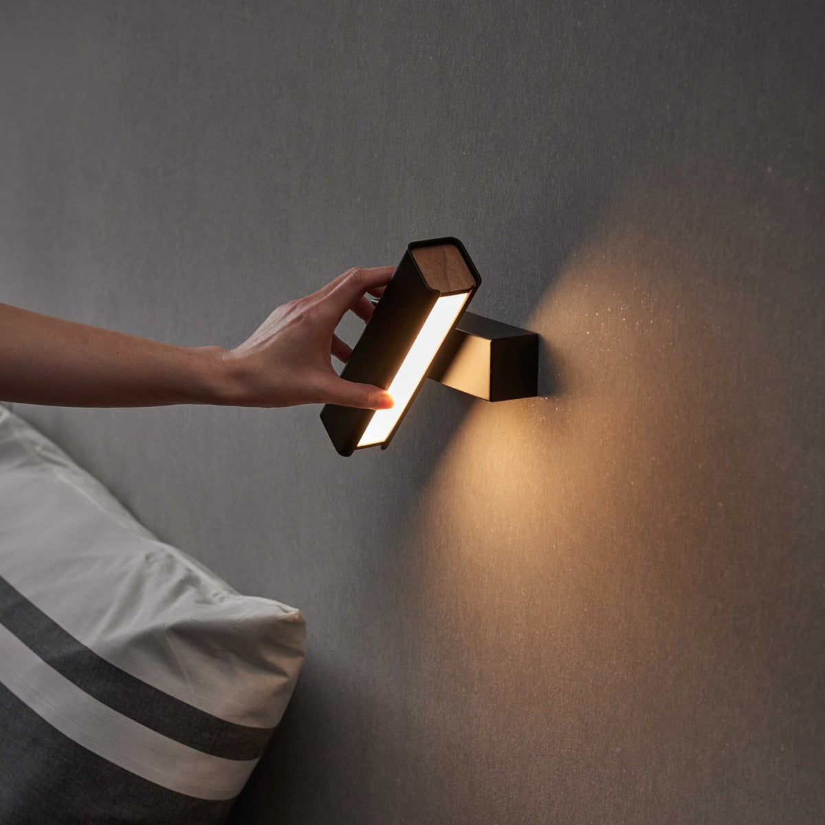 
Olvynora Rotating Wood & Metal LED Wall Lamp - Minimalist Sconce