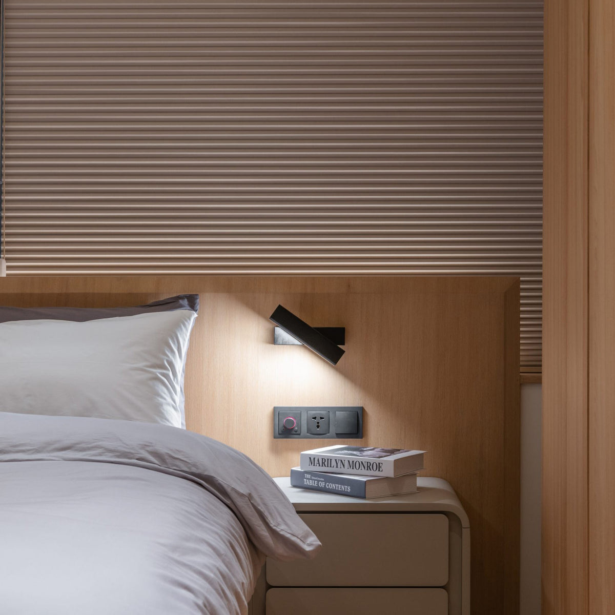 
Olvynora Rotating Wood & Metal LED Wall Lamp - Minimalist Sconce