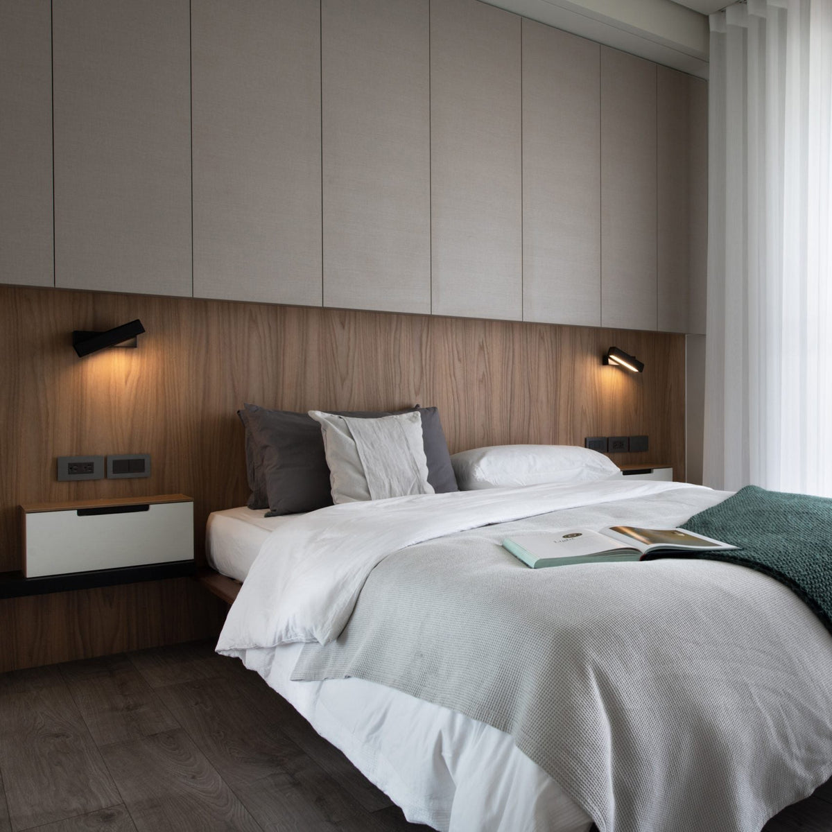 
Olvynora Rotating Wood & Metal LED Wall Lamp - Minimalist Sconce